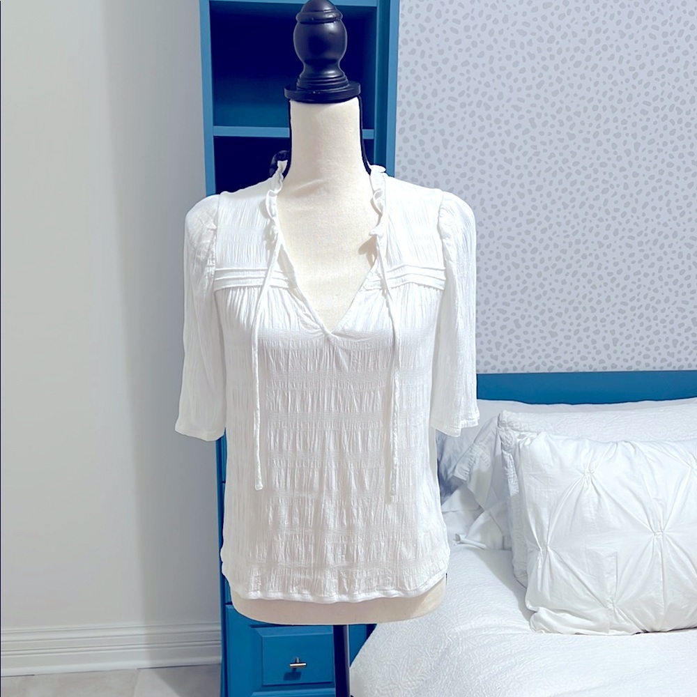 Anthropologie Sanctuary textured White V-Neck ruffle collar blouse with tie